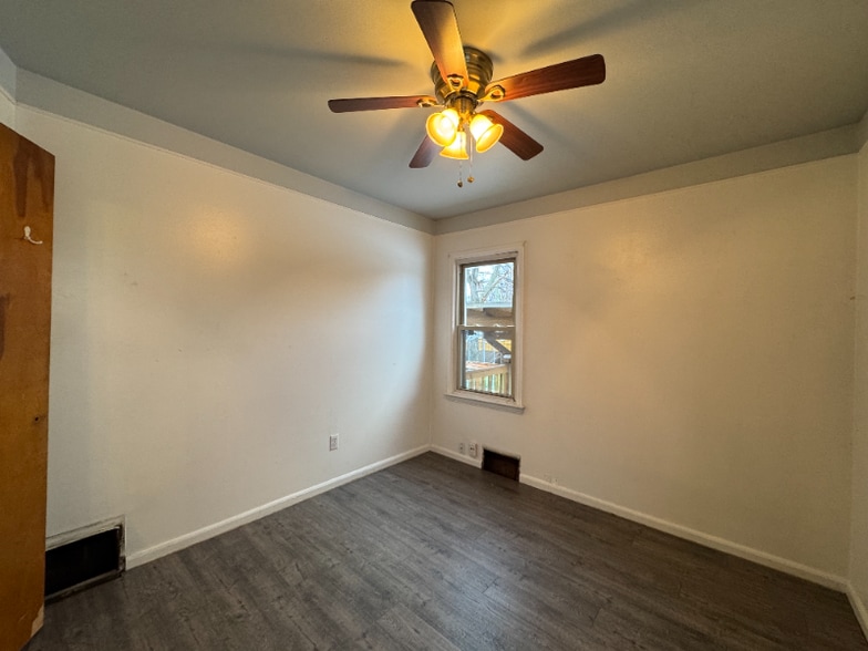 Building Photo - 1403 E Maxlow Ave