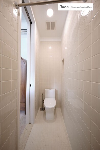 Building Photo - Private bedroom in 4 bed/4 bath Home
