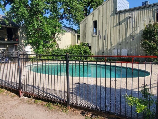 Building Photo - 5625 Antoine Dr