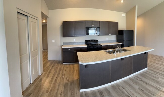 Building Photo - Moen Fields 3 Bed 3 Bath Garden Townhome a...