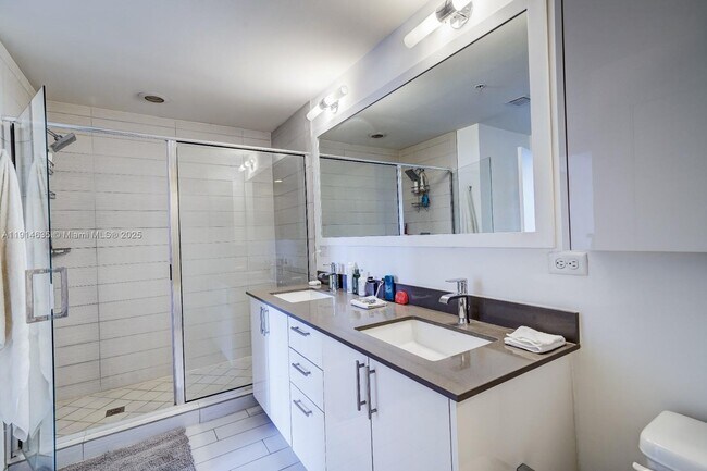 Building Photo - 999 SW 1st Ave