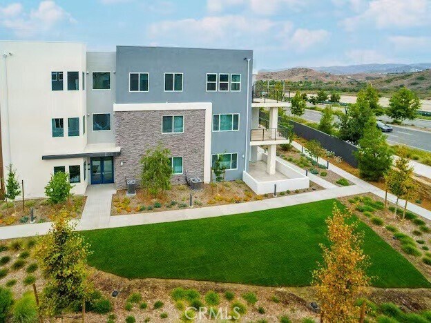 Building Photo - 352 Tank