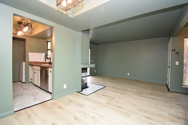 Building Photo - Charming 1 Bed 1 bath Condo in the Heart of Fort Union!!!