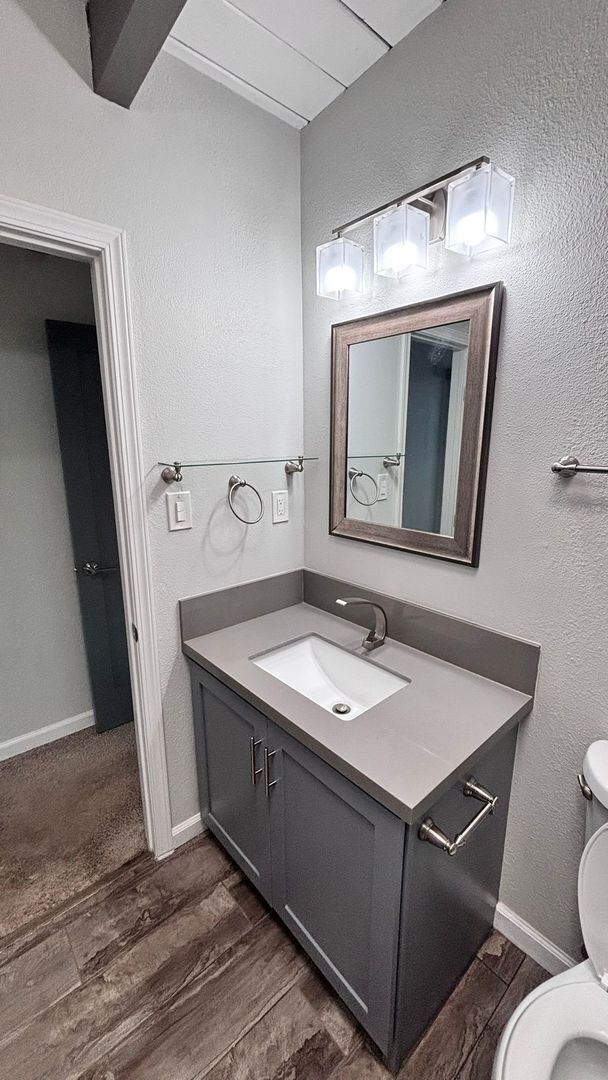 Building Photo - Beautiful 3 Bedroom/2 Bath Single Family H...