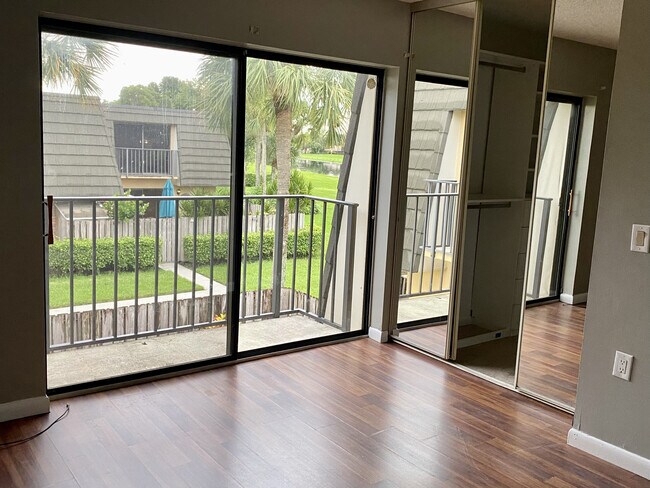 Building Photo - 619 6th Way