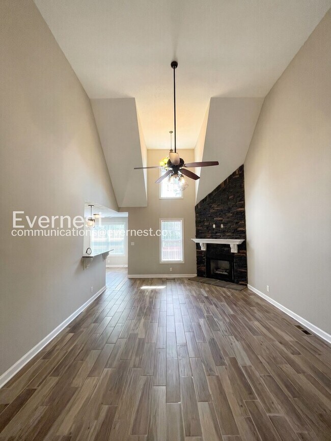 Building Photo - Limited Time Special Offer / 3 Bed, 2 Bath Home with Garage / Pet-Friendly / Vouchers Accepted / ...