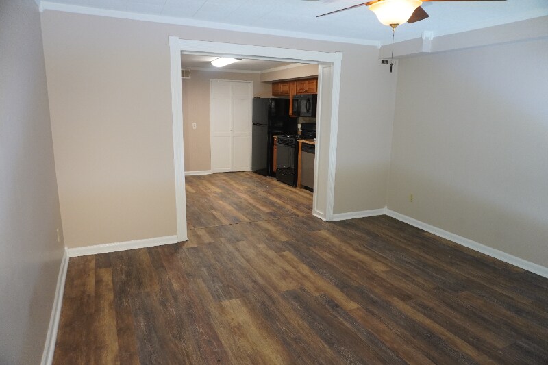 Building Photo - 7956 Eastdale Rd