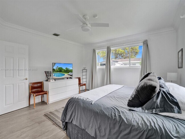 Building Photo - 13555 SW 74th Ave