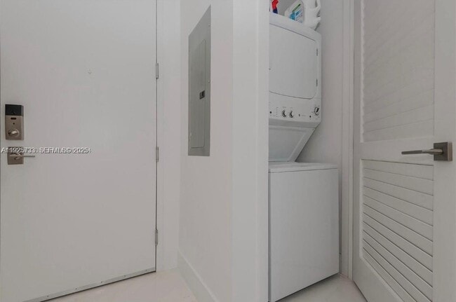 Building Photo - 301 Altara Ave