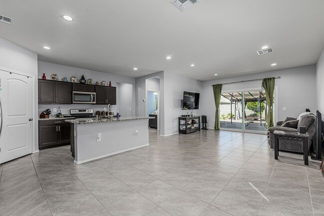 Building Photo - 5 Bedroom home in Maricopa