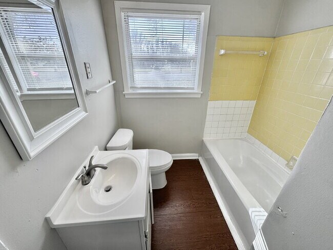 Building Photo - 954 E Holmes Rd