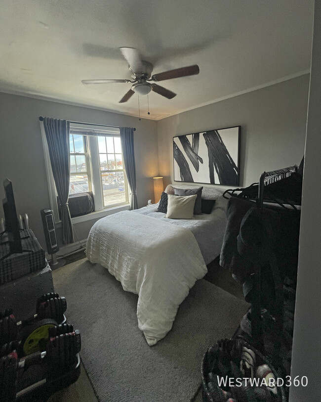 Building Photo - Top Floor 1bed/1bath with tons of natural ...