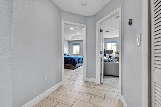 Building Photo - 150 Jacaranda Country Club Dr