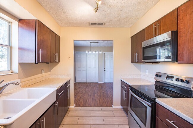 Building Photo - Great Rental in Heritage South!