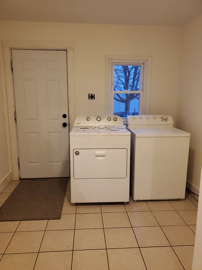 Building Photo - Spacious 3 Bedroom 1.5 Bath Brick Home