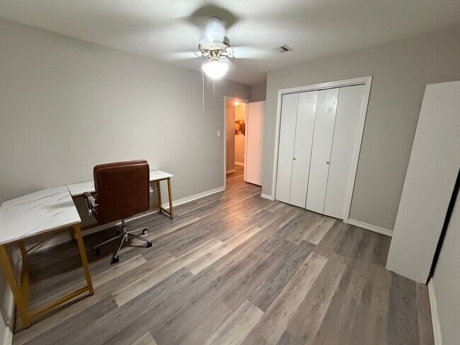 Building Photo - 9505 Balsa Dr