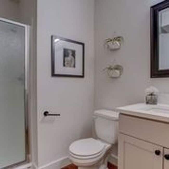 Building Photo - Luxury top floor 2bd in the heart of Sellw...