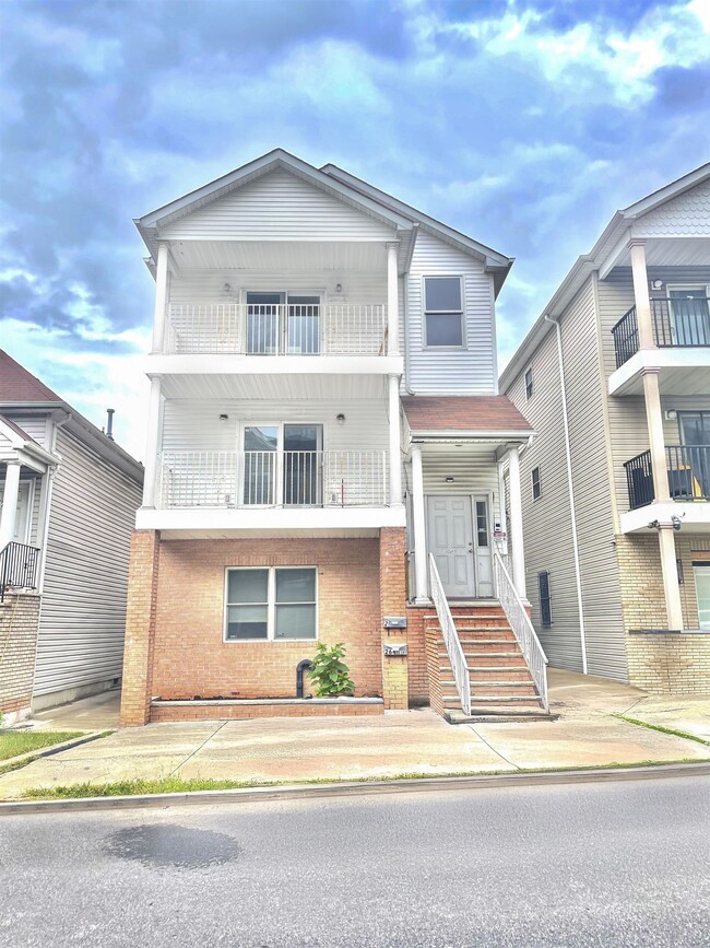 Building Photo - 264 Custer Ave