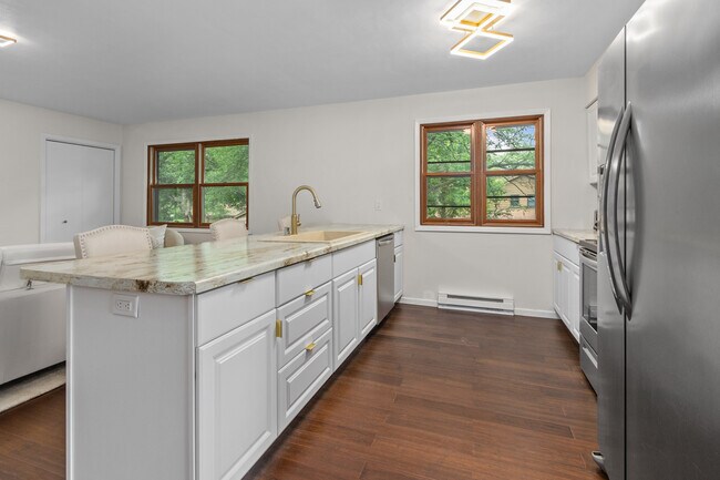 Building Photo - 1140 Manor Dr