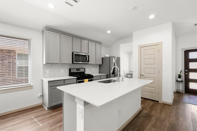 Building Photo - 6919 Fleetwood Crescent Wy