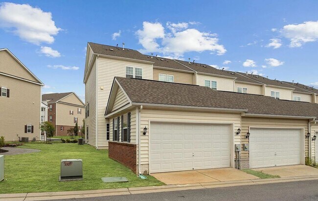 Building Photo - 3 Level END UNIT townhouse in Market Squar...