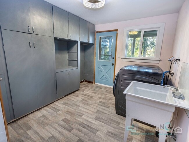 Building Photo - Charming Seaside Home.. Spacious 3 bedroom, 2 bathrooms!!!