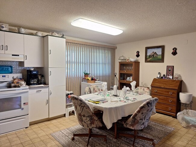 Building Photo - LARGE 3 Bedroom Apartment - AVAILABLE SEPTEMBER