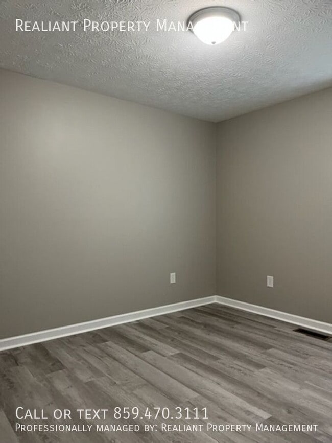 Building Photo - 620 Barefoot Dr