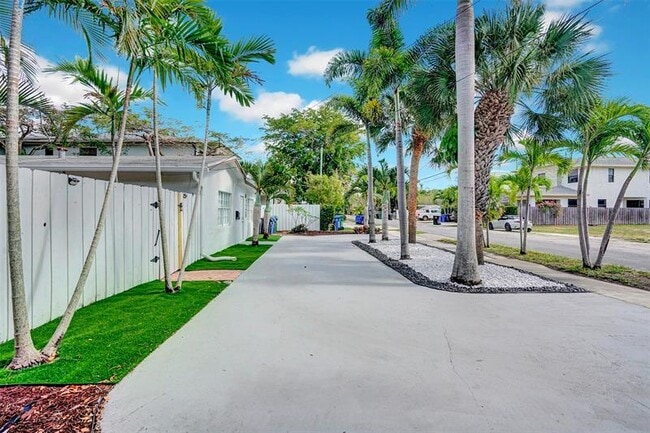 Building Photo - 1129 NE 2nd Ave