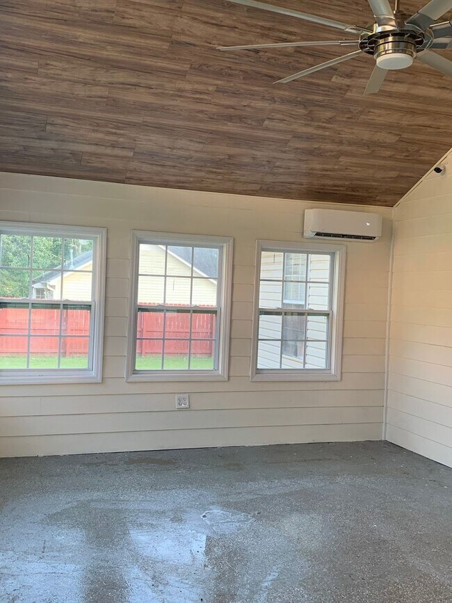 Building Photo - Charming 4BR House in Hampton