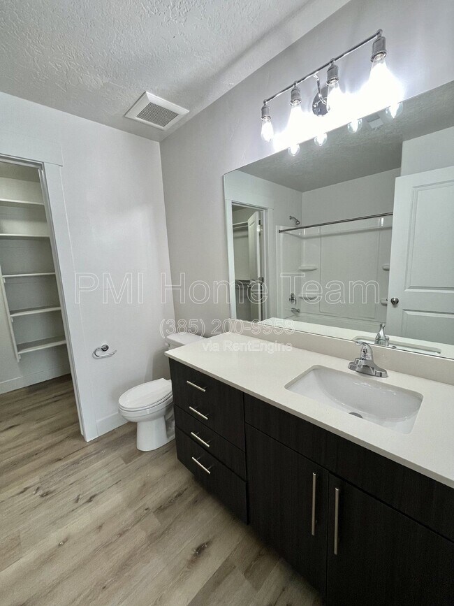 Building Photo - 2874 Kiesel Ave