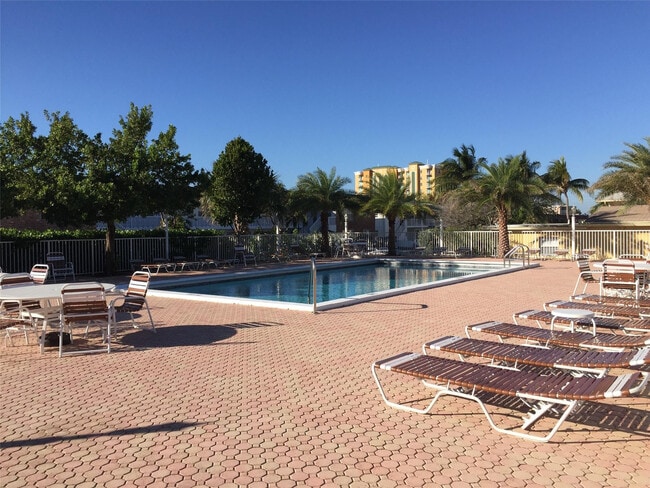 Building Photo - 1009 N Ocean Blvd