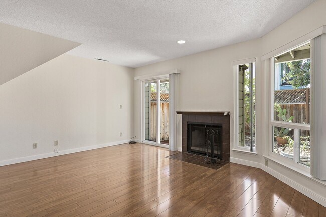 Building Photo - Beautiful 2-Bedroom 2.5Bathroom Mountain View Townhome