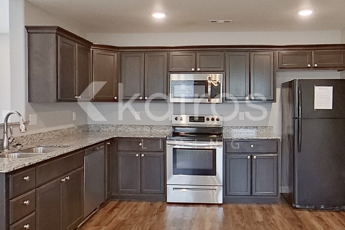 Building Photo - 202 Fieldstone Cir