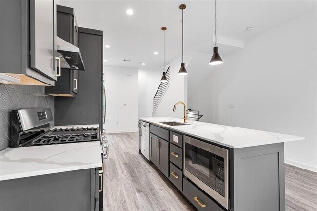 Building Photo - 2804 S 1st St