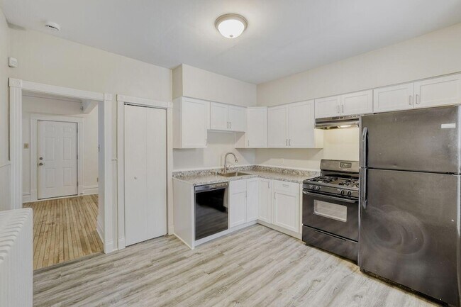 Building Photo - 595 Hawthorne Ave E