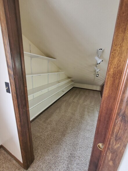 Loft - 1078 N Pond Dr