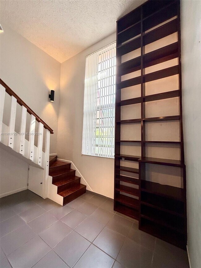 Building Photo - 335 Navarre Ave