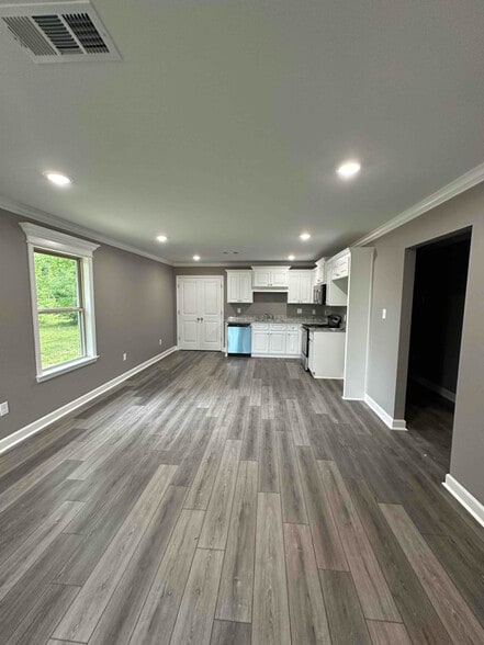 Building Photo - 826 W 23rd St