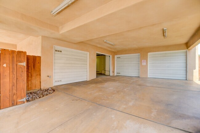 Building Photo - 1939 Felspar St