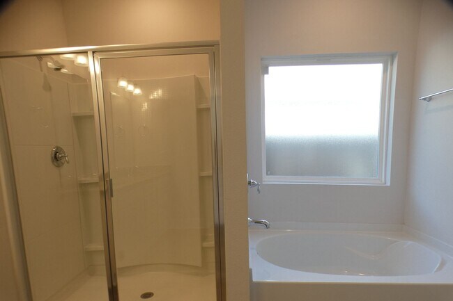 Building Photo - 4-Bedroom Home - Community Pool