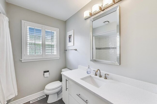 Building Photo - 511 S Dwyer Ave