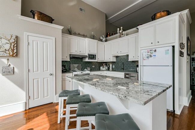 Building Photo - 525 22nd St