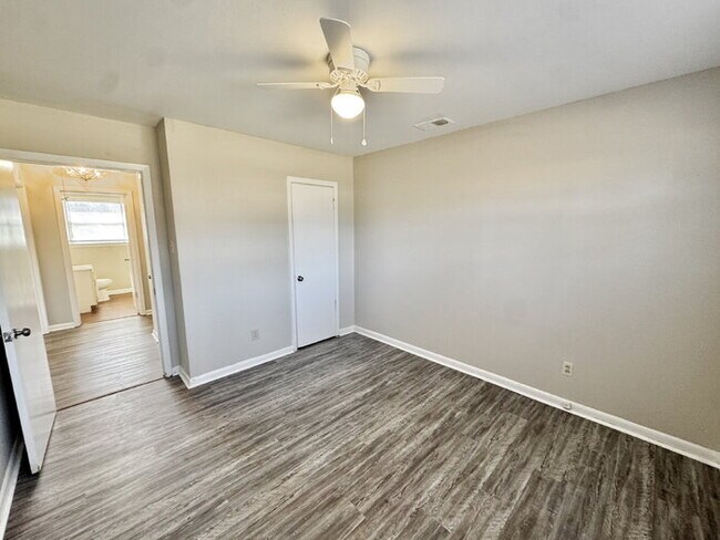 Building Photo - 954 E Holmes Rd