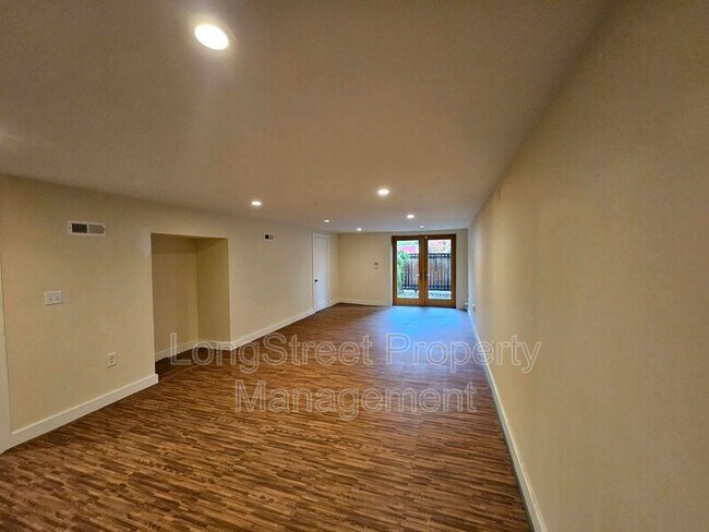 Building Photo - 636 N Shaver St