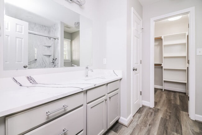 Building Photo - 998 St Catherines Dr