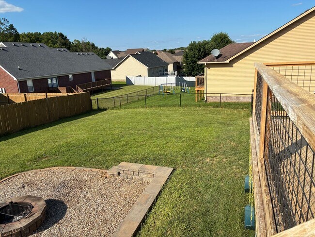 Building Photo - **Summer Ending BUT This Home is HOT**