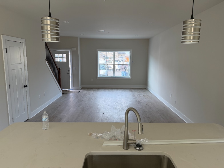 Building Photo - 1411 Greenview Dr