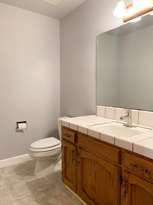 Building Photo - 2 Bedroom / 2.5 Bath Condo in Ridgemark