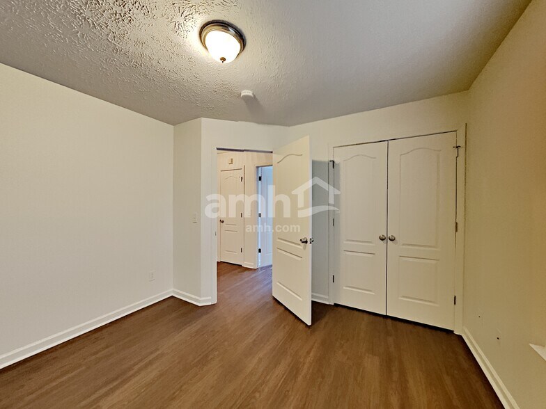 Building Photo - 113 Buttonwood Dr